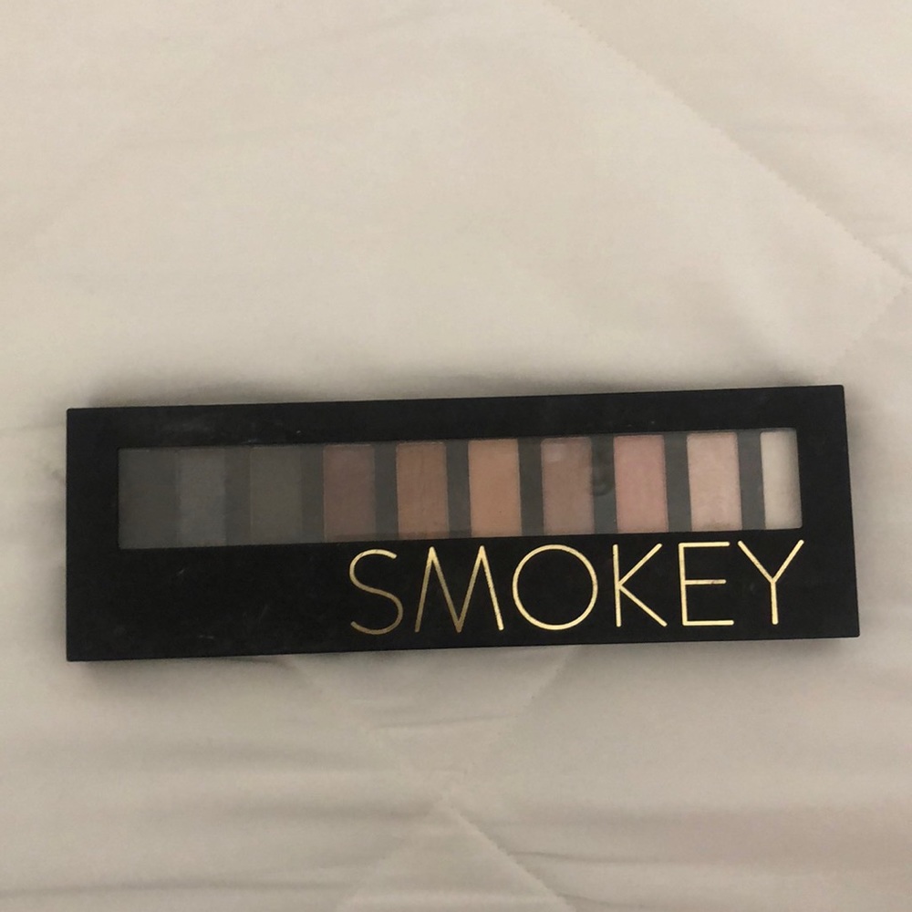 neutral colors eye shadow pallet by smokey